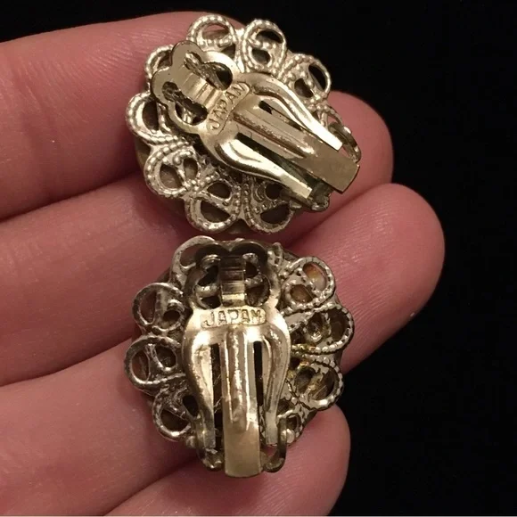 Jewelry - VINTAGE Pearlesque Color Clip On Earrings - Picture 5 of 7